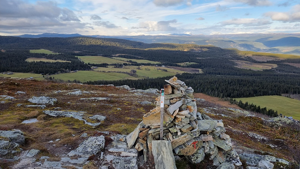 Utsikt mot Rondane hvor fjellene var hvite