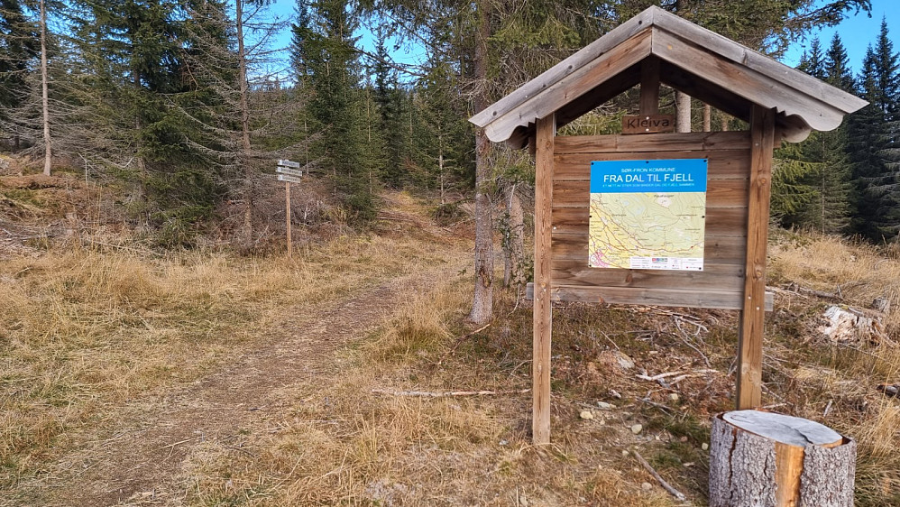 Info tavle og skiltet sti ved turstart. Stor parkeringsplass var det også, så her var det tilrettelagt for turgåere.