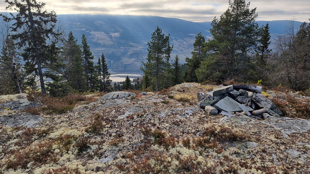 Utsikt fra den lille toppen Kampen, og ned mot Lågen