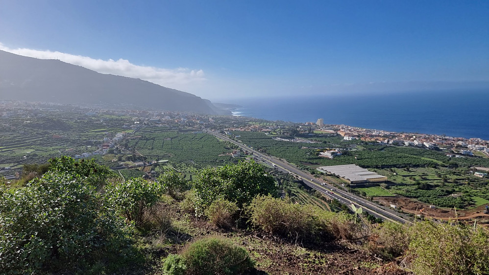 Utsikt vestover og ned på Puerto de la  Cruz