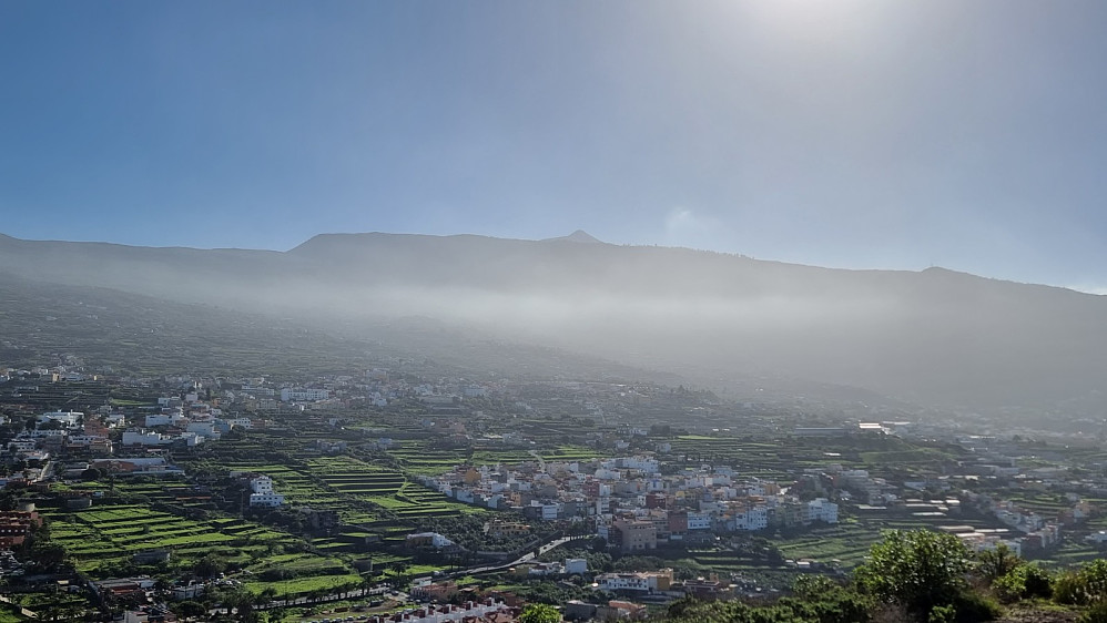 Litt tåke , men fri sikt opp på Teide
