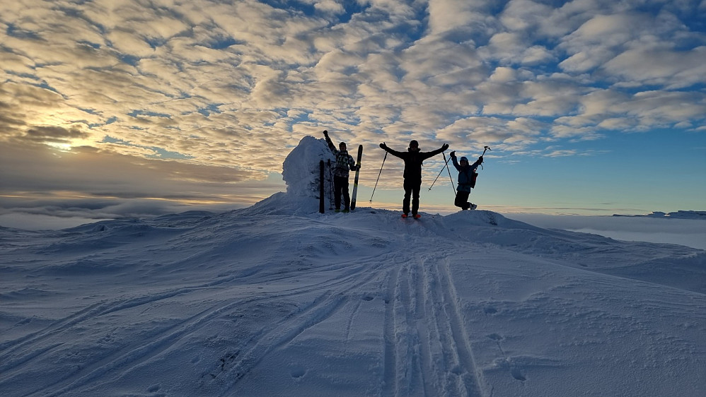 Sola brøt delvis gjennom det lette skylaget