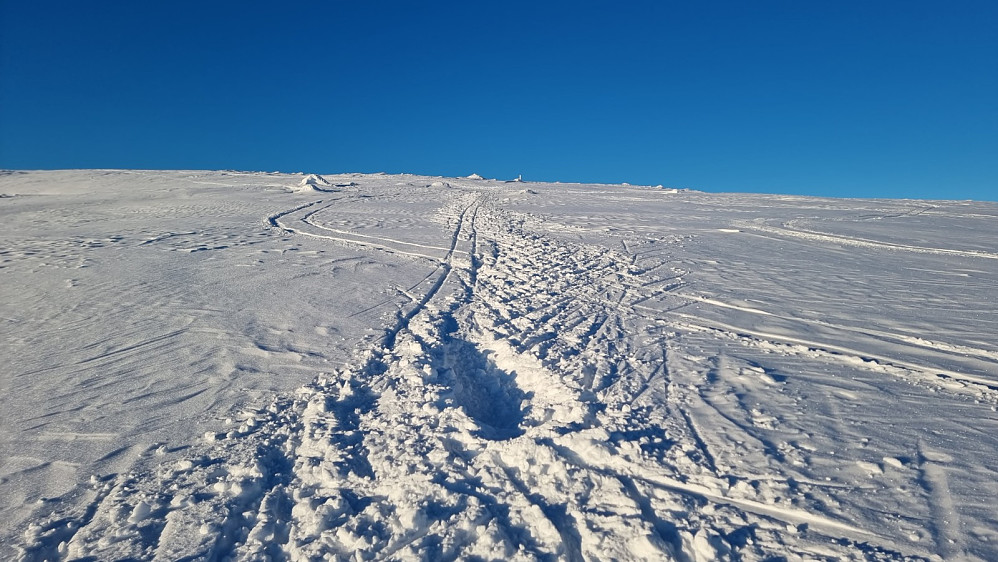 Oppe på fjellet traff jeg en utlending som satt i snøen og pakket sammen skiene og stavene sine. Han hadde falt og brekt hånda, og skulle gå til fots ned igjen. Han avslo tilbud om hjelp, så da fortsatte jeg opp. 
