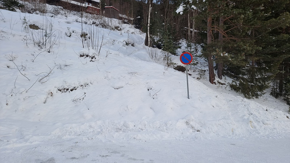 Stien startet ved denne snuplassen innerst i veien