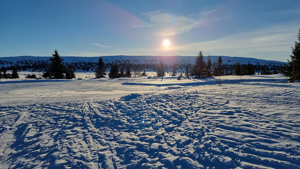Sola stod lavt over Veslefjellet i det jeg startet turen