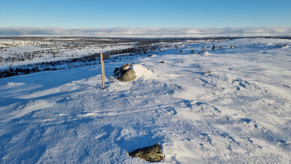 Siden jeg var på Storefjell i går, passet det fint å starte med Veslefjell i dag. Her mot øst, hvor skyene ligger lavt