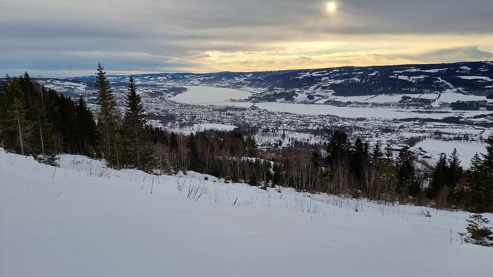 Utsikt ned mot byen og Mjøsa