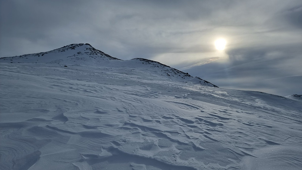 Jeg tok en sving oppom et par småtopper før jeg satte kursen opp mot den markante Sprenpiggen. Bra snø å ake ned igjen på i dag