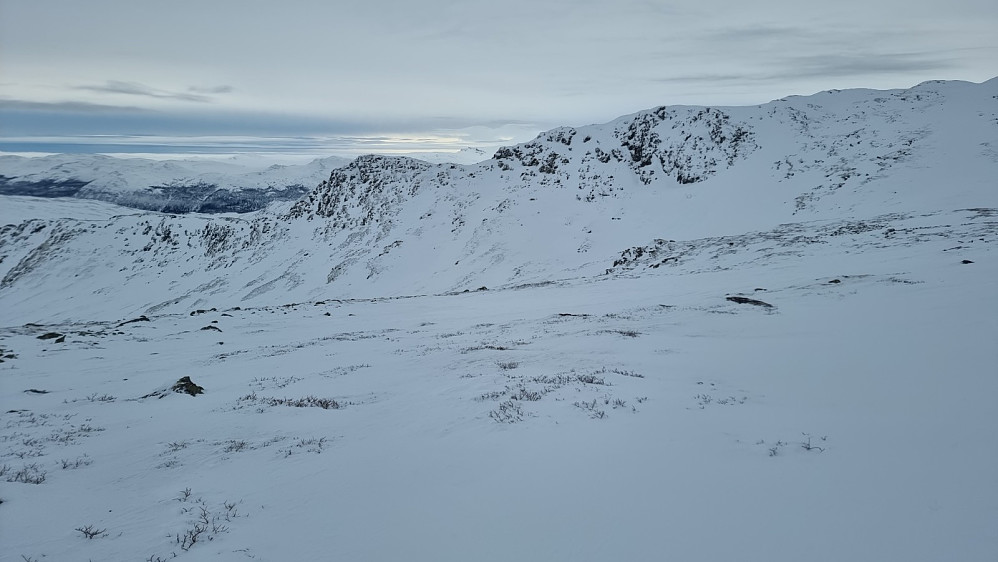 Tilbakeblikk mot ryggen jeg gikk over fra Sprenpiggen. Bratt men ikke så mye snø. Jeg så kun et sted det var rast ut et lite skred.