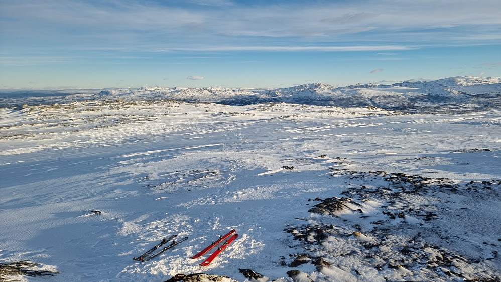 Tilbakeblikk fra toppen. Det var isete her oppe, da all løs snø var blåst bort