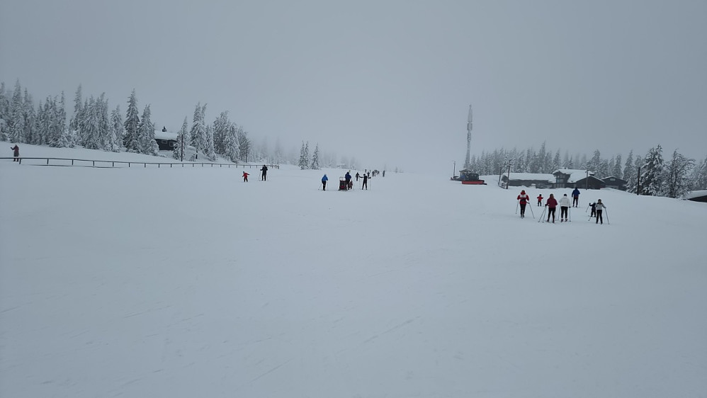 Masse folk på skistadioen og i løypa bort til Fjellelva