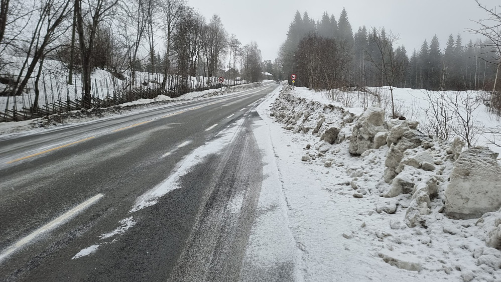 Høyere opp snødde det lett og det var en kald trekk i lufta