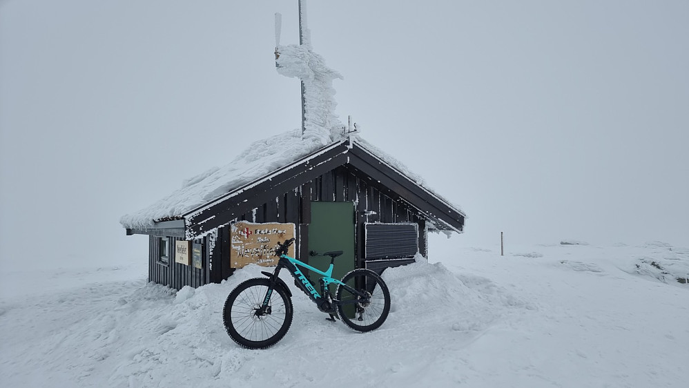 Det ble en liten pause inn på hytta, da vannet var frosset i drikkeslangen på tur opp, så det var godt å komme inn og få en liten pause
