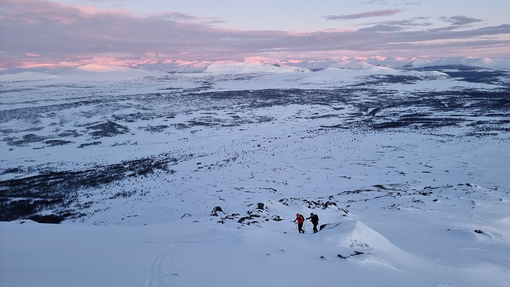 LMK og FAH nærmet seg toppen i det sola traff fjellene i Jotunheimen