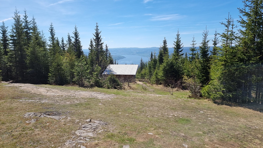 På toppen av Balbergkampen har man flott utsikt ned mot Mjøsa.