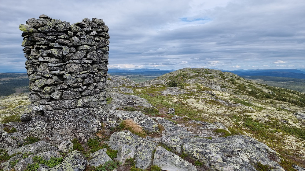 Det var en real varde ved toppen på Ottlaugkampen Sør. Selve Ottlaugkampen i bakgrunnen