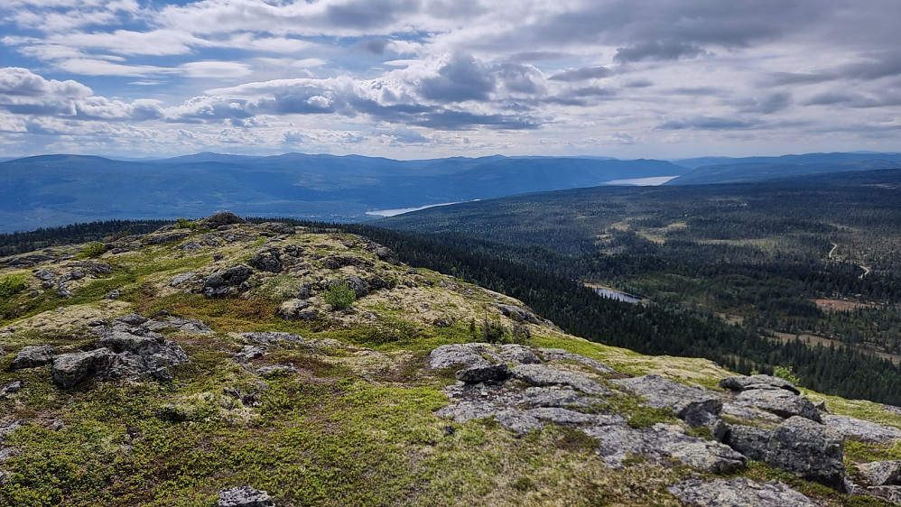 Utsikt ned mot Åkrestrømmen og Storsjøen