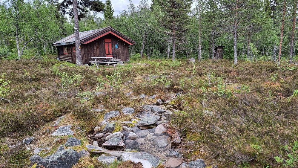 Jeg tok hovedstien ned igjen og tok en tur bortom denne hytta. Her var det en kilde hvor jeg kunne fylle opp igjen drikkeblæra mi.