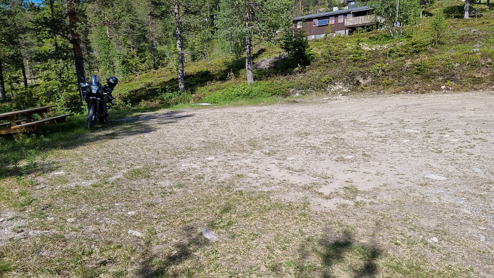 Jeg kjørte på stengt bomvei til toppen av hyttefeltet, hvor det var en stor parkeringsplass