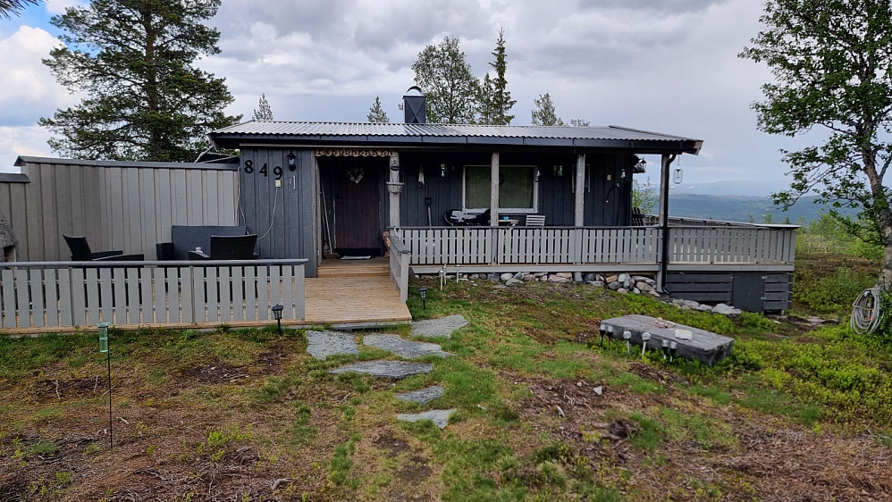 Jeg tok meg den frihet å legge motorsykkelutstyret på verandaen til denne hytta, da det nå var regn i lufta.