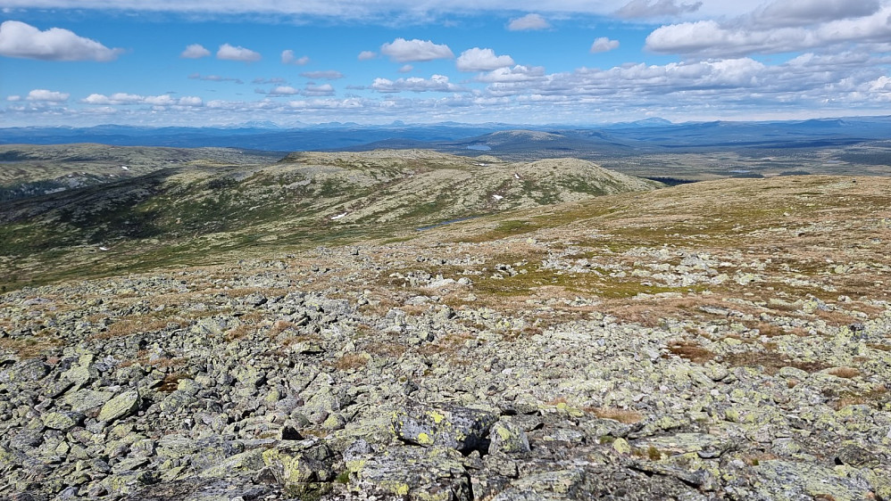 Fra toppen og bort på Nubben som blir turens neste topp