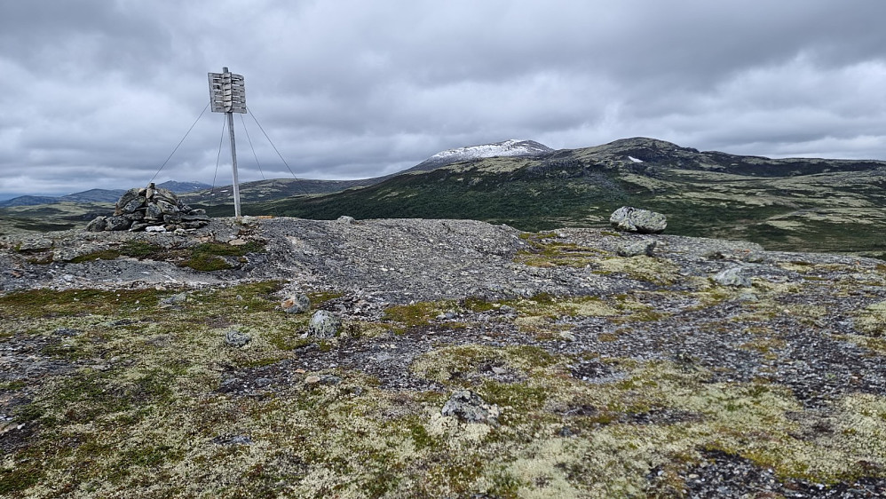 Høyeste punkt med gårsdagens topper i bakgrunnen