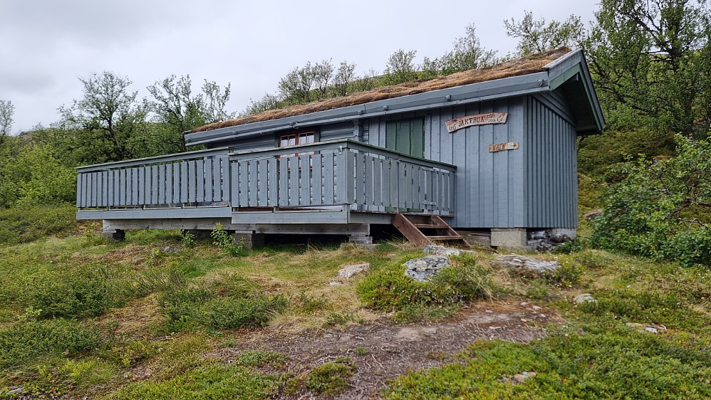 Jeg parkerte sykelen og fortsatte til fots opp til Jaktbua