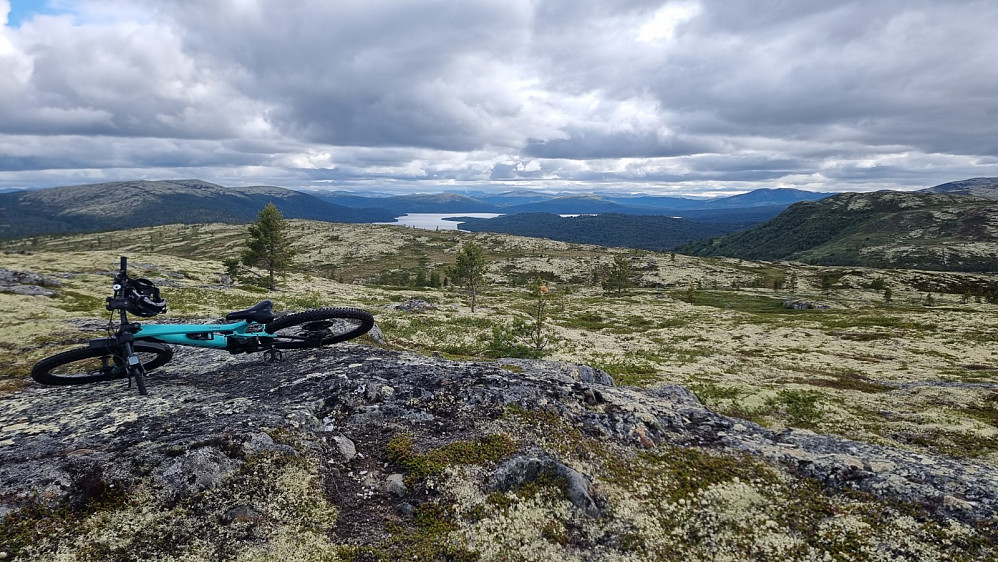 Sykelen ble lagt igjen og selve topp støtet gikk til fots. Savalen i bakgrunnen