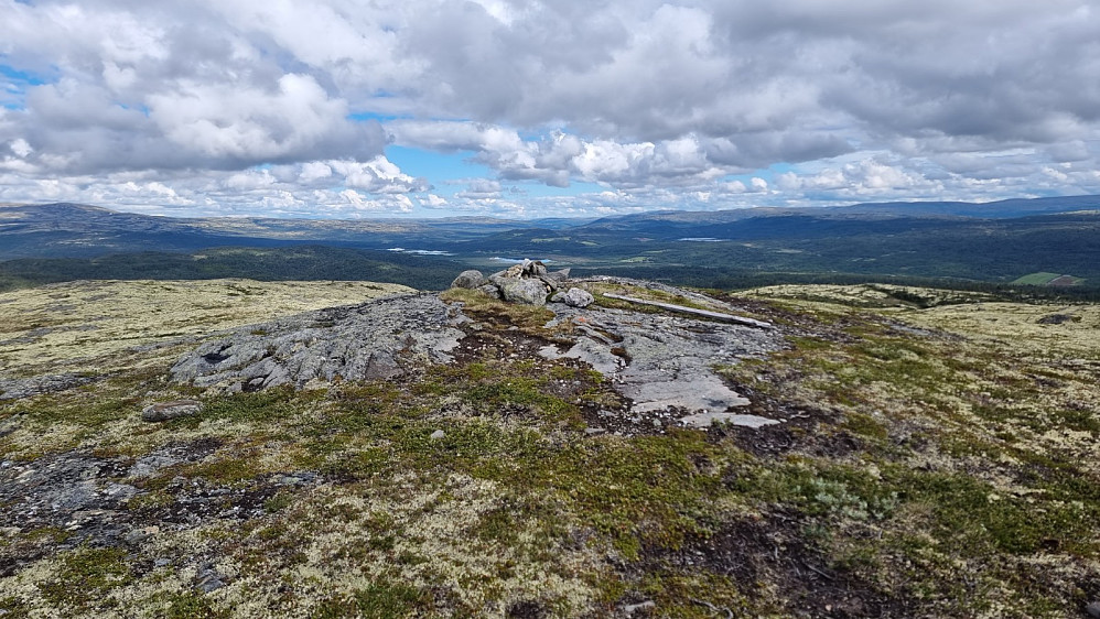 Liten markering på toppen. Bildet er tatt mot nord