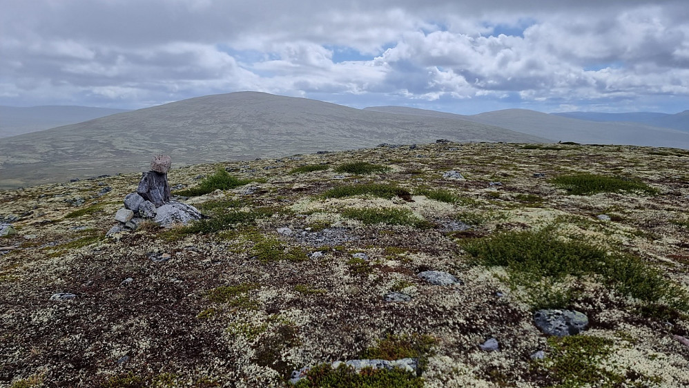Det kom en regnskur i det jeg var på Varmfjellet. Her over mot turens neste topper