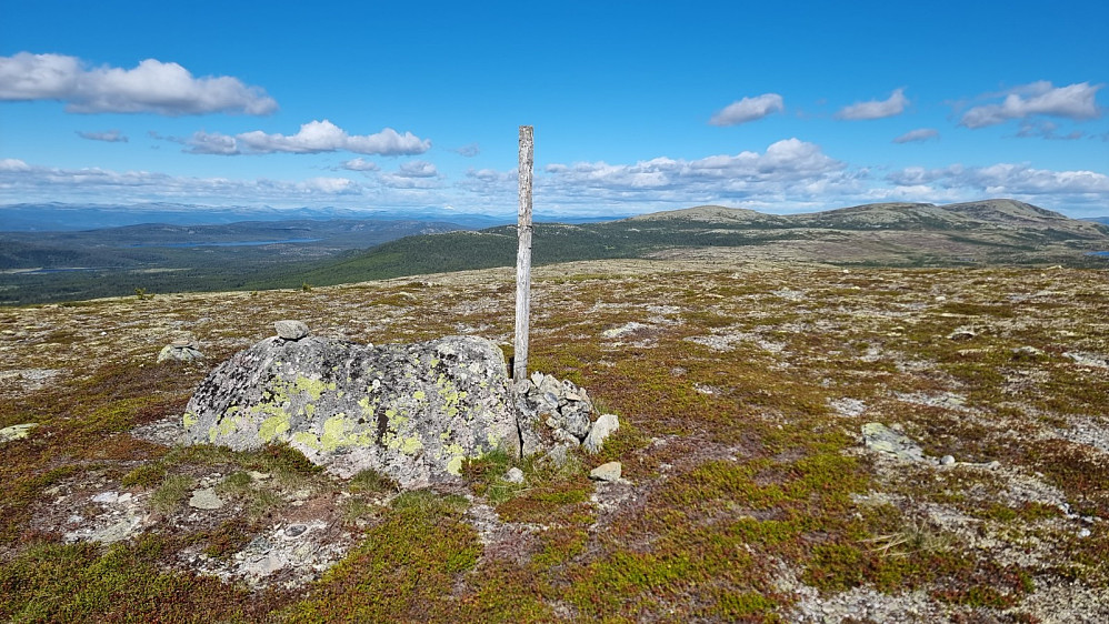 Toppen av Raudfjellet og bort på gårsdagens topper