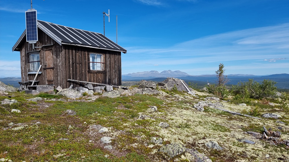 Det var en liten bu på toppen og jeg skrev meg inn i gjesteboka