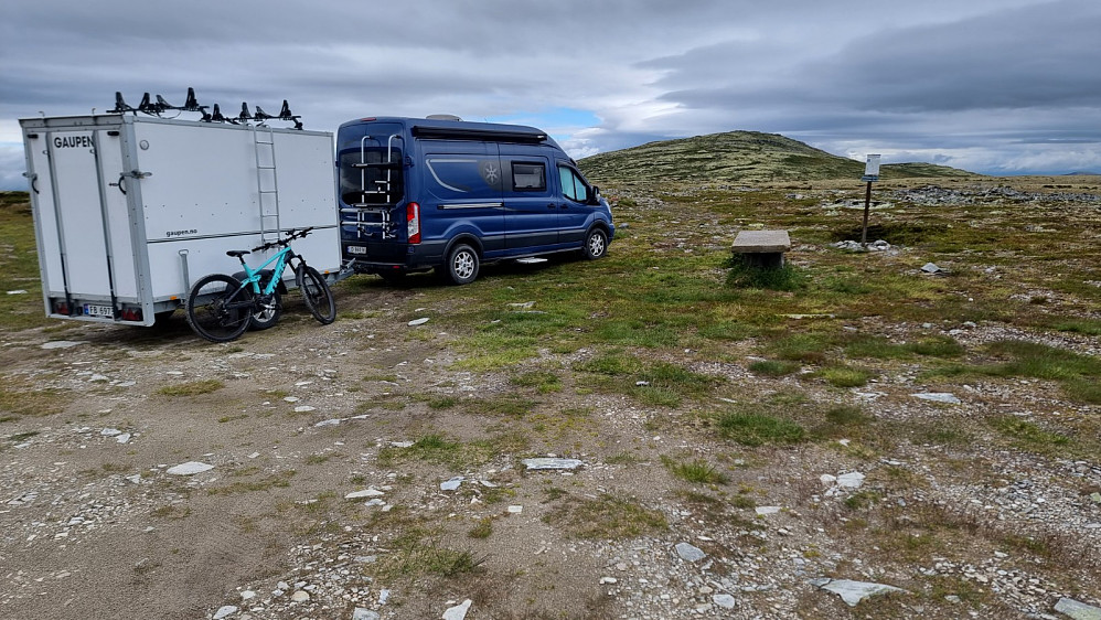 Det regnet litt fra morgenen av, så jeg drøyde turstart litt. Flott å overnatte her oppe på fjellet
