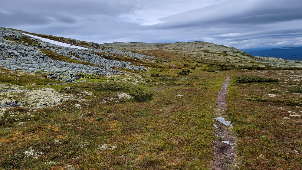 Til tider veldig lett å sykle. Her fikk jeg den nordre toppen i siktet