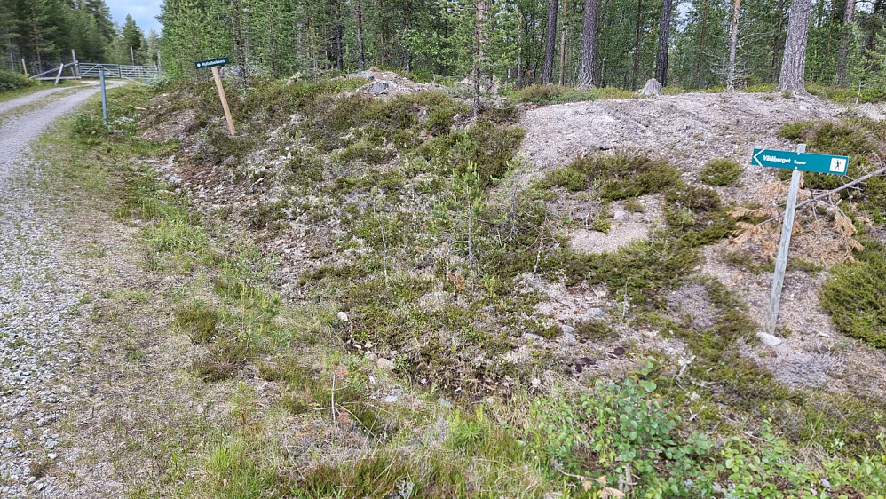Skilt ved hovedveien gjør det lett å finne frem til denne toppen
