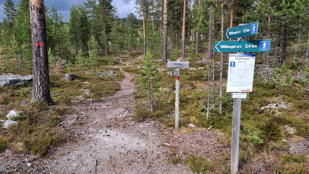 Også skilt og informasjon der stien startet