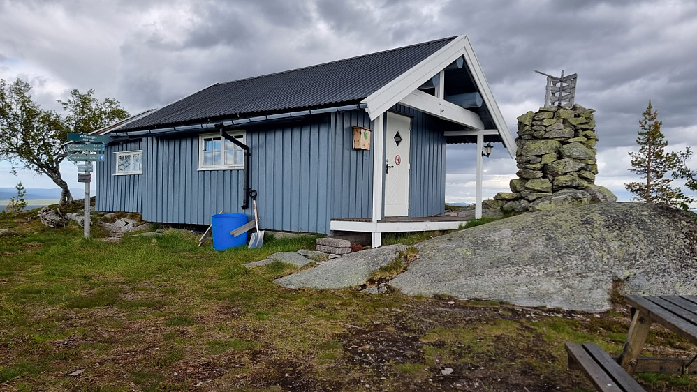 Strøken hytte på toppen. Veldig fint her oppe
