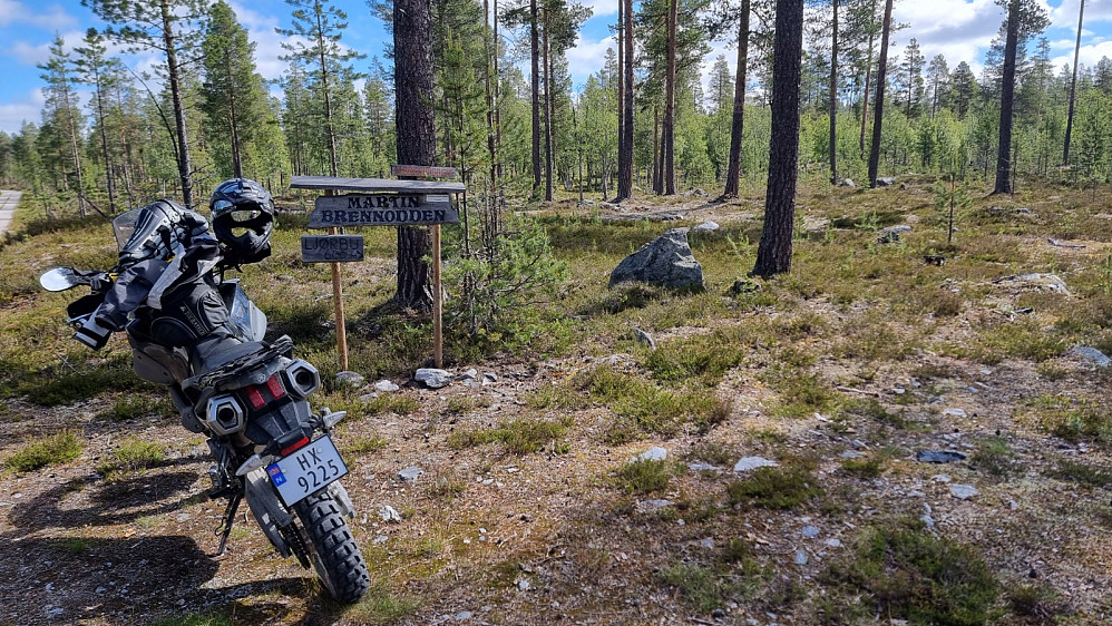 Her var det skiltet og fornuftig å starte turen, men jeg fant ingen sti
