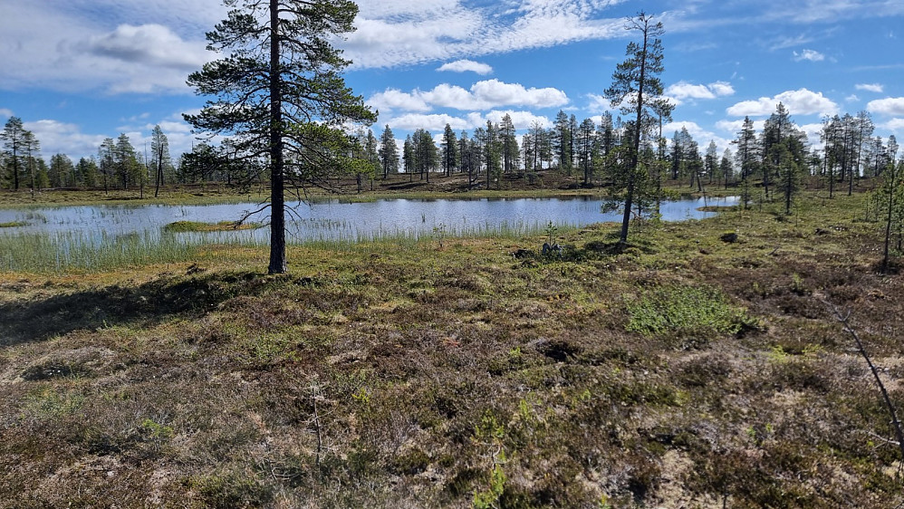 På andre siden av dette tjernet ser man toppen