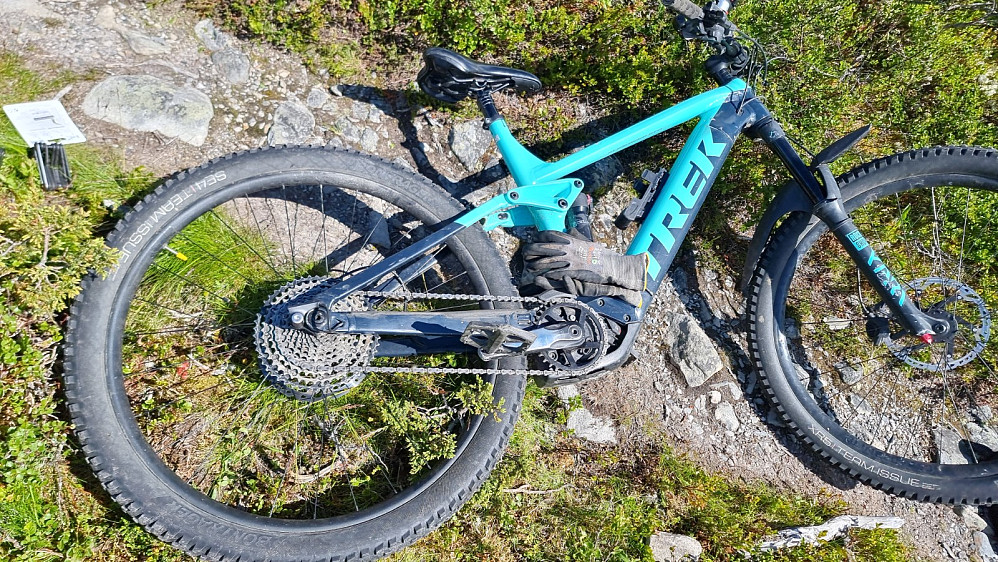 Vi fikk kappet av kjede og fjernet giret, og fikk mekket på kjedet på et av drevene bak, så da kunne jeg fortsette, men uten gir
