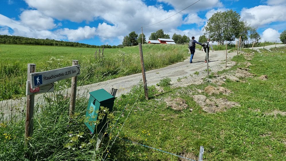 Infoskilt og turskilt på parkeringsplassen ved turstart