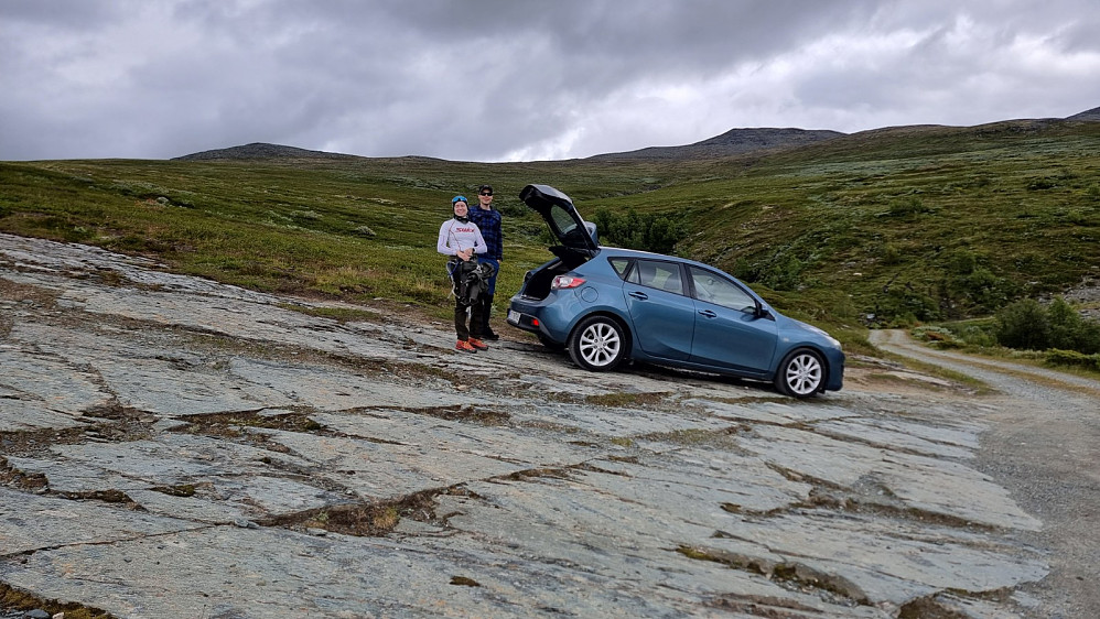 Spesiell parkeringsplass på berget. Toppen i bakgrunnen