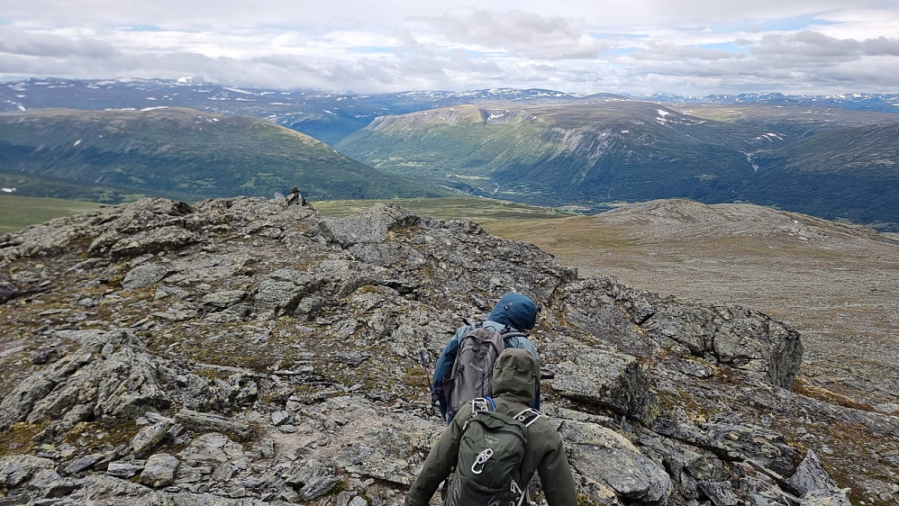 Hard og kald vind her oppe i dag, så vindjakkene måtte på når vi tok fatt på returen