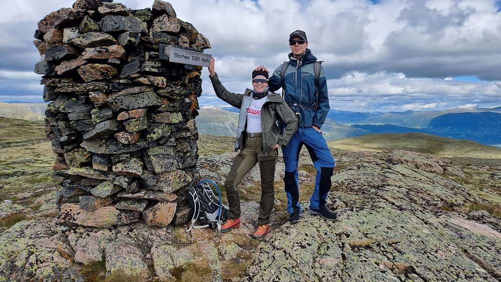 På toppen og med Oppdal i bakgrunnen