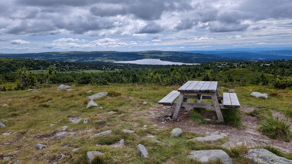 Utsikt fra Sjusjøfjellet og ned på Sjusjøen