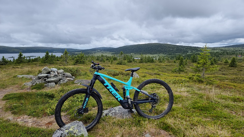 Utsikt fra Reinaflyten og bort på Reinsfjellet, hvor det står en svart stolpe på toppen 