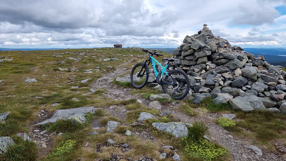 Toppvarden på Nevelfjell og bort mot Hytta