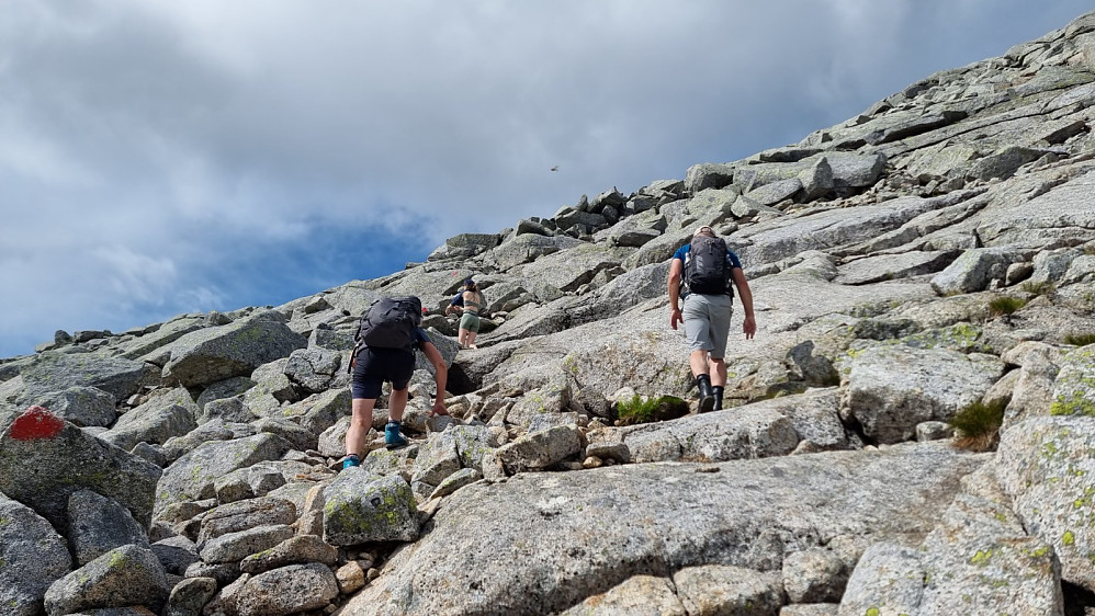 Etter å ha gått litt langs fjellet, tok vi opp den bratte steinura mot toppen