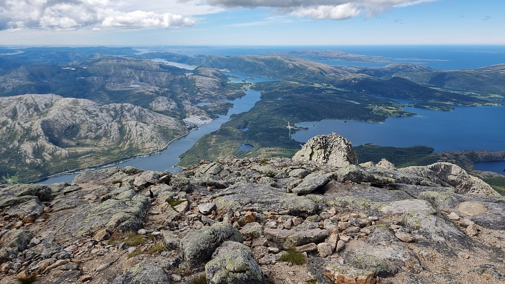 Utsikten fra toppen var formidabel. Her mot Leka som vi skal besøke i morgen