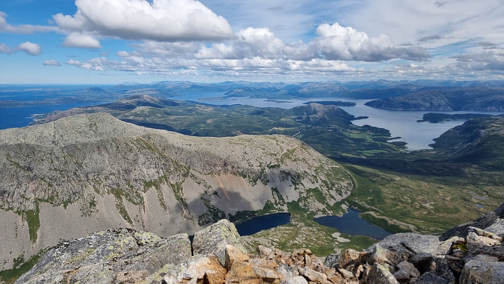 Utsikt nordover. Det er noen topper å velge i her